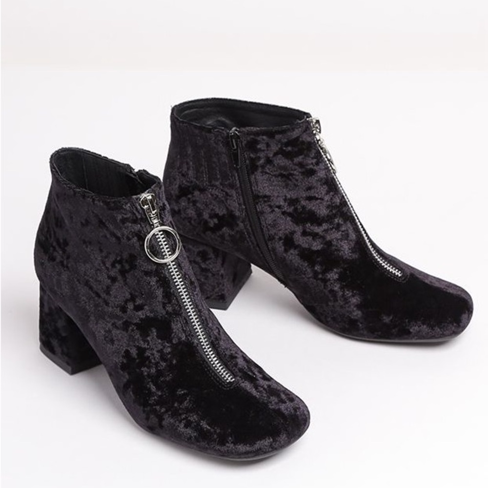NWOT Jeffrey Campbell Bossanova Black Crushed Velvet Ankle Boots, size 9